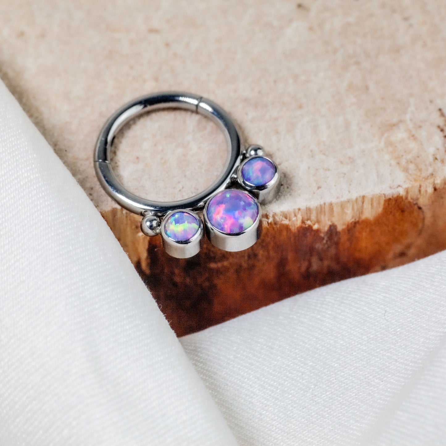 CLICKER RING SILVER THREE OPAL BALLS