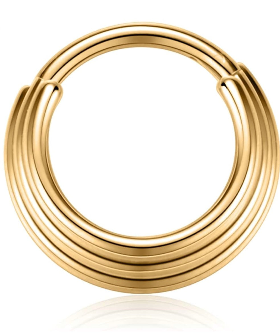 Clicker ring silver triplo unito in titanio ASTM F136 da implantologia certificato. Questo clicker realizzato in titanio è disponibile in diverse misure: puoi trovare quello che fa il caso tuo. Questo clicker richiama lo stile etnico, è dotato di cerniera, che rende la chiusura molto semplice: basta tirare il segmento per aprirlo, inserire il gioiello nel piercing e chiuderlo con un click. La parte frontale presenta tre mezzi anelli uniti che rafforzano il gioiello.