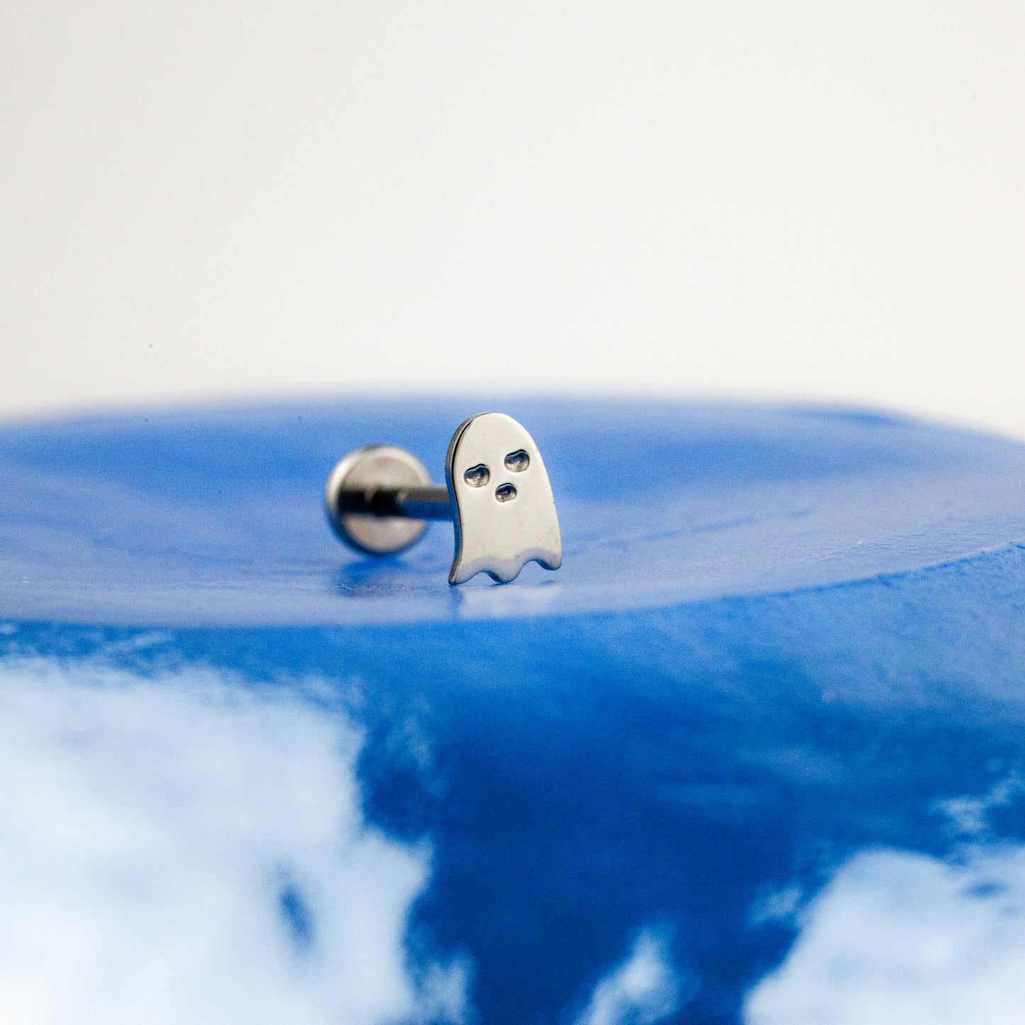 Fantasmino in titanio ASTM F136 da implantologia certificato. Un piercing divertente per chi ama qualche azzardo e le novità. Scegli questo piercing con il fantasmino e aggiungi un tocco di mistero al tuo look: lascerai tutti a bocca aperta!