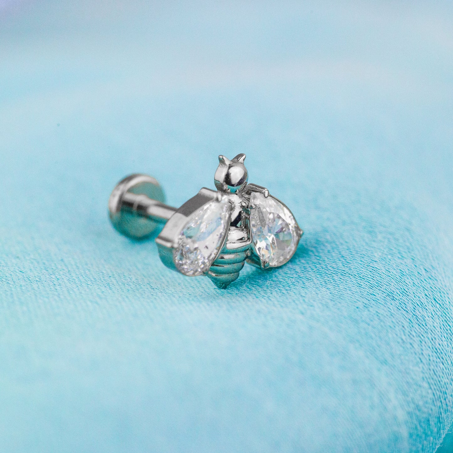 piercing a forma di ape in titanio con ali decorate da cristalli trasparenti taglio brillante,ideale per lobo o cartilagine
