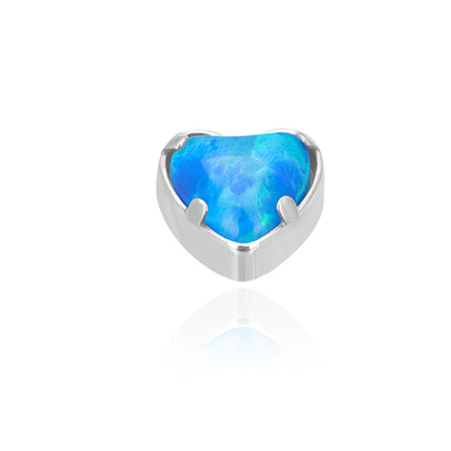 Cuore con opale sintetico, su base in titanio ASTM F136 da implantologia certificato. L'opale sintetico riproduce fedelmente i colori più vivaci e luminosi che esistono in natura. Si tratta di un colore puro che non sbiadisce col tempo. Come l'opale naturale, la struttura interna genera una diffrazione della luce, che porta ad un colore forte e lo rende davvero versatile. Consigliato per chi ama abbinamenti particolari.