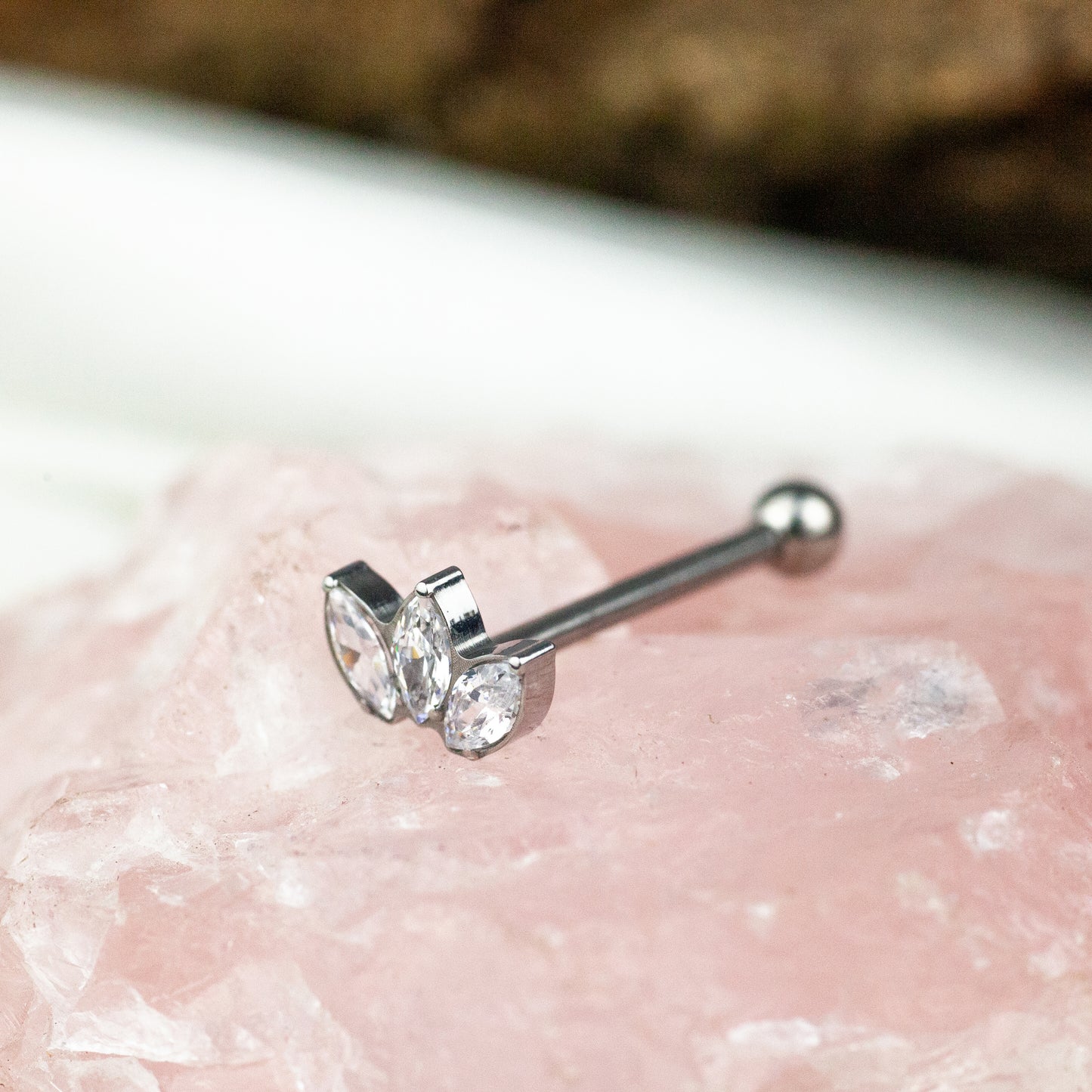 Tridente con brillantini incastonati cz stone clear o con zirconia violetta incastonata su base in titanio ASTM F136 da implantologia certificato. Questo gioiello è un'aggiunta elegante e luminosa ad ogni outfit, perfetta per completare il tuo look con un tocco di luce e stile grazie ai tre brillanti interni. La pietra violetta viola invece, cattura la luce e splende. Con questo tridente sarai al centro dell'attenzione in ogni occasione.