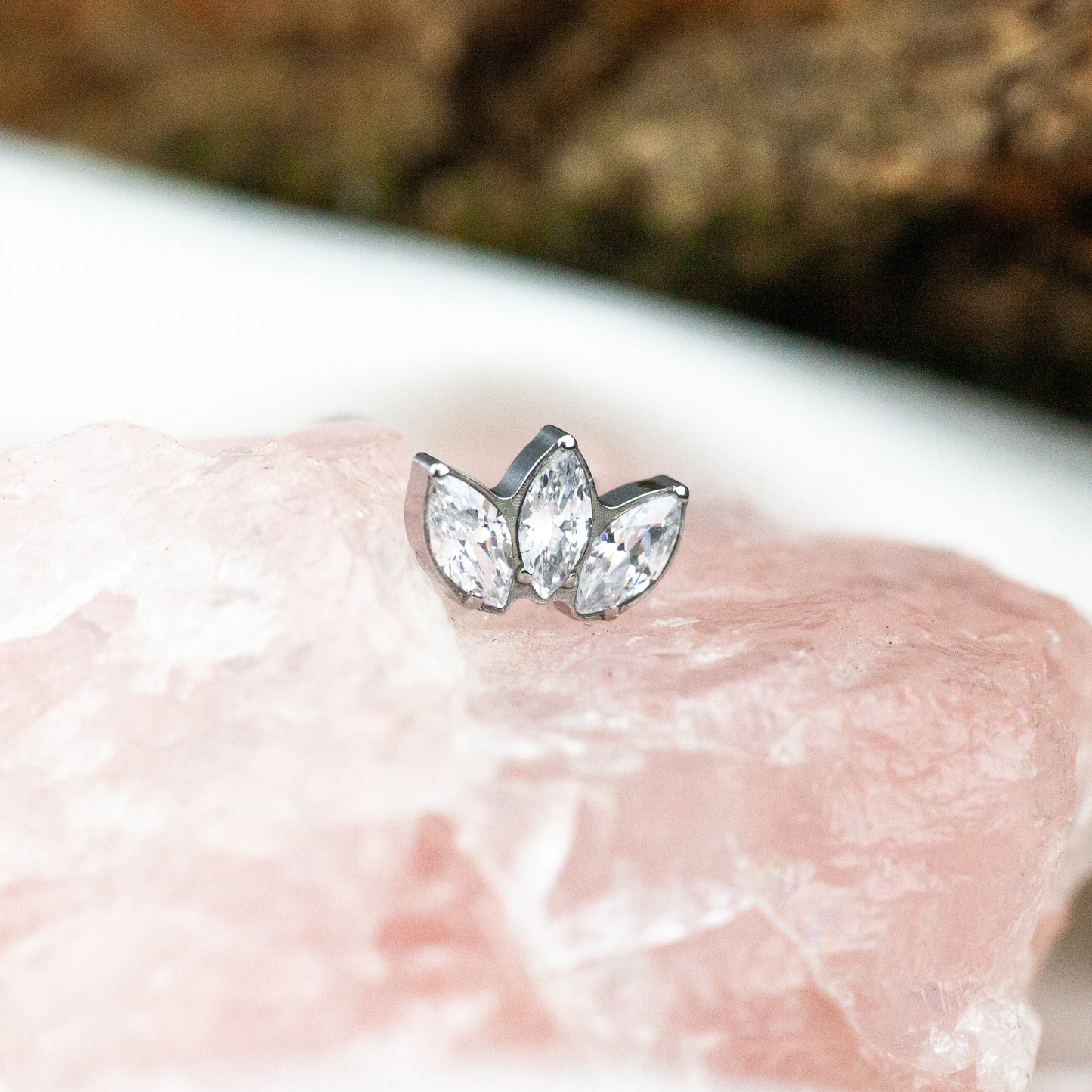 Tridente con brillantini incastonati cz stone clear o con zirconia violetta incastonata su base in titanio ASTM F136 da implantologia certificato. Questo gioiello è un'aggiunta elegante e luminosa ad ogni outfit, perfetta per completare il tuo look con un tocco di luce e stile grazie ai tre brillanti interni. La pietra violetta viola invece, cattura la luce e splende. Con questo tridente sarai al centro dell'attenzione in ogni occasione.