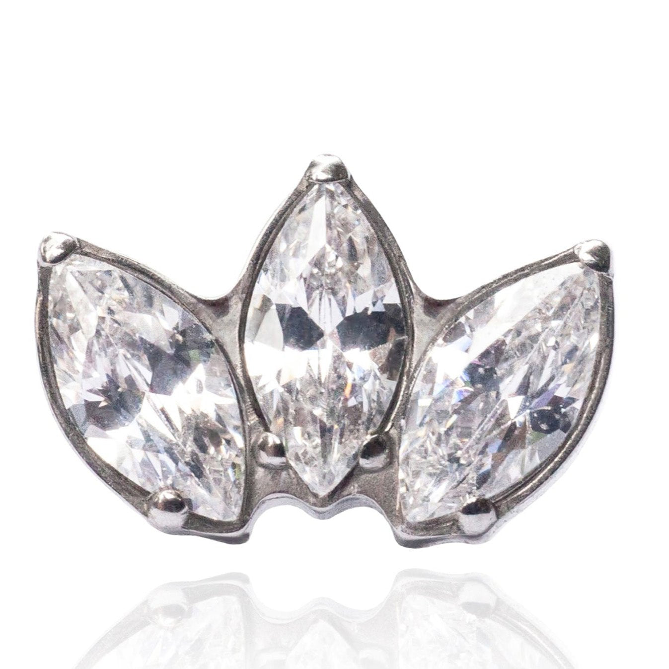 Tridente con brillantini incastonati cz stone clear o con zirconia violetta incastonata su base in titanio ASTM F136 da implantologia certificato. Questo gioiello è un'aggiunta elegante e luminosa ad ogni outfit, perfetta per completare il tuo look con un tocco di luce e stile grazie ai tre brillanti interni. La pietra violetta viola invece, cattura la luce e splende. Con questo tridente sarai al centro dell'attenzione in ogni occasione.