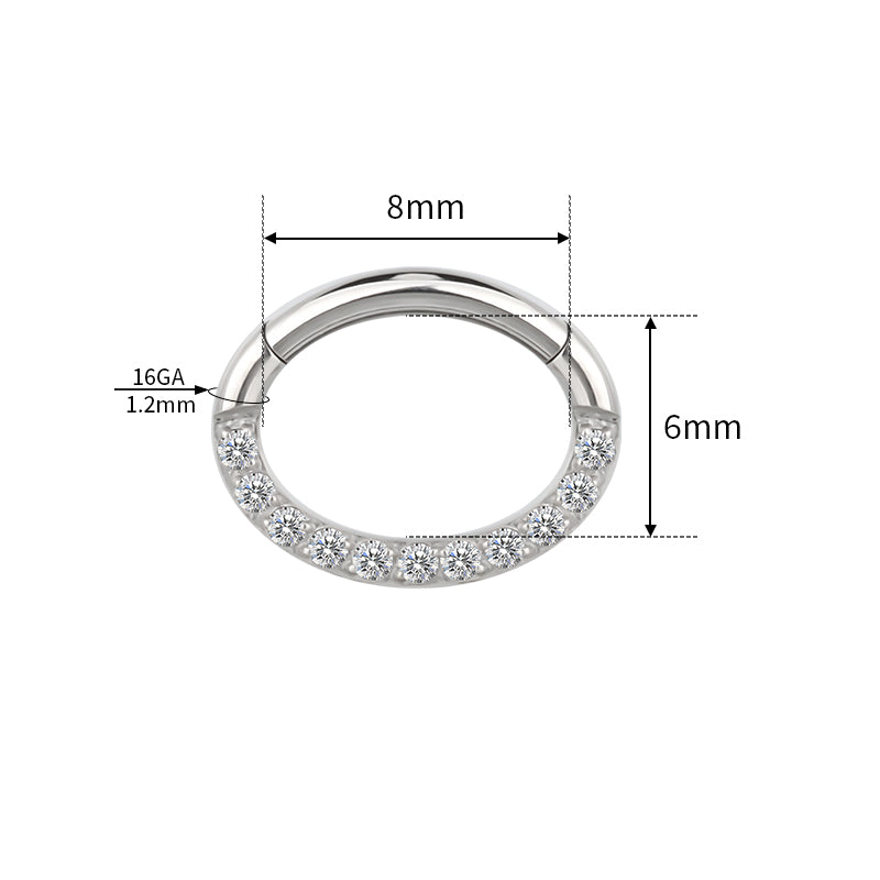 Clicker ring in titanio ASTM F136 e in PVD gold da implantologia certificato, con cz stone trasparenti frontali. Questo clicker realizzato in titanio è disponibile in diverse misure: puoi trovare quello che fa per te. È dotato di cerniera, che rende la chiusura molto semplice: basta tirare il segmento per aprirlo, inserire il gioiello nel piercing e chiuderlo con un click.