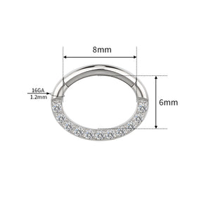 Clicker ring in titanio ASTM F136 e in PVD gold da implantologia certificato, con cz stone trasparenti frontali. Questo clicker realizzato in titanio è disponibile in diverse misure: puoi trovare quello che fa per te. È dotato di cerniera, che rende la chiusura molto semplice: basta tirare il segmento per aprirlo, inserire il gioiello nel piercing e chiuderlo con un click.